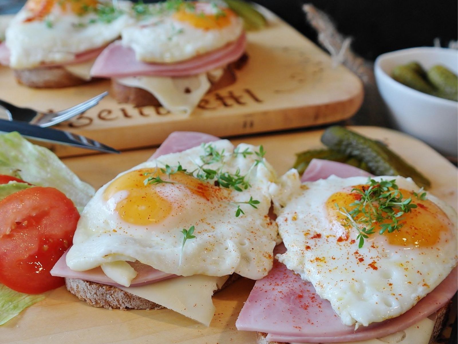 eggs meat ham bread tomato avocado pickles